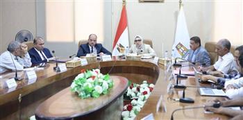 محافظ الوادي الجديد تعقد اجتماعًا لمتابعة موقف ملفات تقنين أراضي الدولة