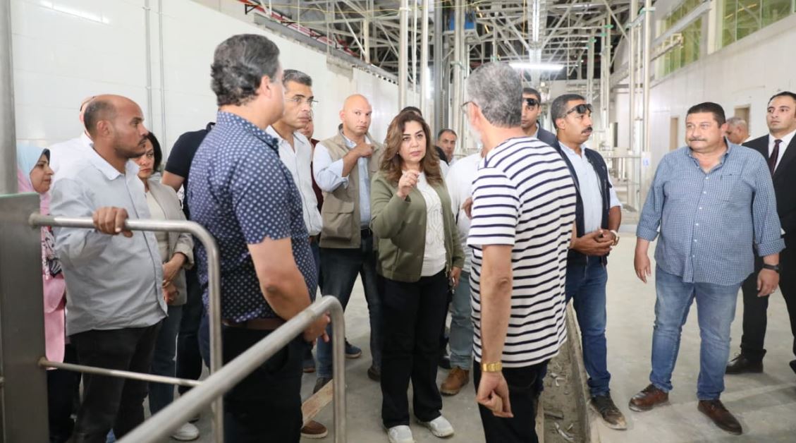وزيرة التنمية المحلية والبيئة ومحافظ البحر الأحمر يتفقدان المجزر الآلي الجديد بالغردقة