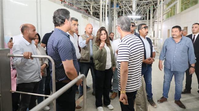 وزيرة التنمية المحلية والبيئة ومحافظ البحر الأحمر يتفقدان المجزر الآلي الجديد بالغردقة