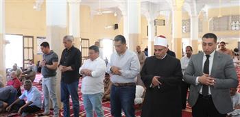  محافظ البحر الأحمر يؤدي صلاة الجمعة بمسجد المدينة المنورة برأس غارب