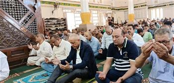   محافظ الأقصر يؤدي صلاة الجمعة بمسجد أحمد سيدي أحمد النجم ويلتقي المواطنين عقب الصلاة
