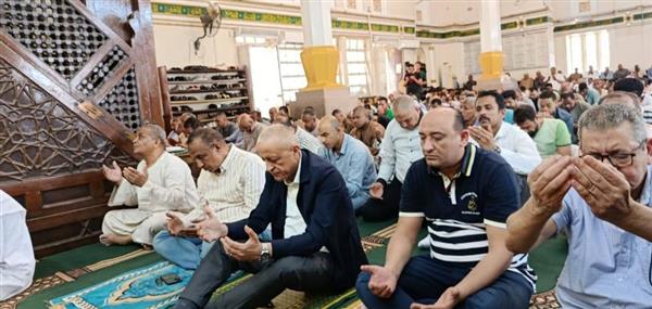 محافظ الأقصر يؤدي صلاة الجمعة بمسجد أحمد سيدي أحمد النجم ويلتقي المواطنين عقب الصلاة