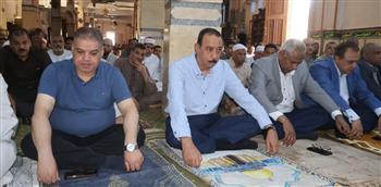   محافظ سوهاج يؤدي صلاة الجمعة بمسجد الشهيد عبد المنعم رياض