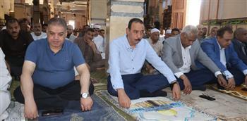 محافظ سوهاج يؤدي صلاة الجمعة بمسجد الشهيد عبد المنعم رياض