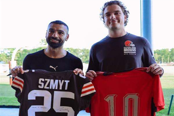 محمد صلاح يتبادل قميص منتخب مصر مع نجم كليفلاند براونز لكرة القدم الأمريكية
