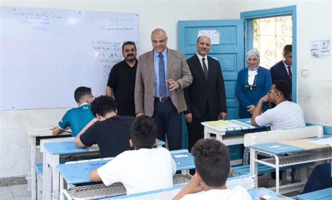 محافظ الإسكندرية يتفقد لجان امتحانات الشهادة الإعدادية