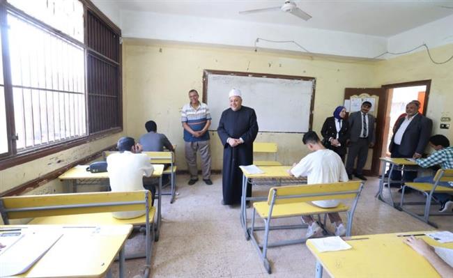 الشيخ أيمن عبدالغني يتفقد امتحانات الثانوية الأزهرية بالقاهرة