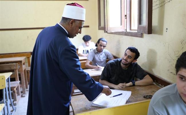 رئيس قطاع المعاهد الأزهرية يتفقد امتحانات الثانوية بالجيزة ويؤكد انتظام اللجان
