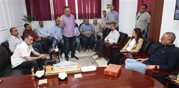 محافظ الجيزة يجتمع برئيس حى الهرم ونوابه لمتابعة سير العمل