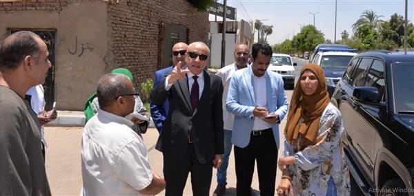 محافظ الأقصر يتفقد البياضية ويستمع لمطالب الأهالي