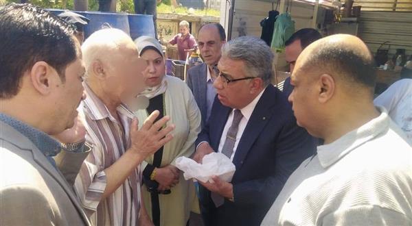 محافظ الدقهلية يكلف على الفور بصرف علاج أحد كبار السن التقاه بالشارع