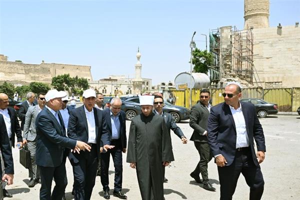 رئيس الوزراء يتفقد أعمال ترميم مسجد المسبح والمنطقة المحيطة به بوسط القاهرة
