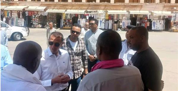 محافظ أسوان يتفقد البازارات السياحية بميدان مدخل معبد فيله