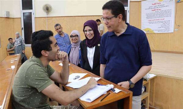 رئيس جامعة بنها يتفقد سير الامتحانات بكليتى الزراعة والطب البيطري