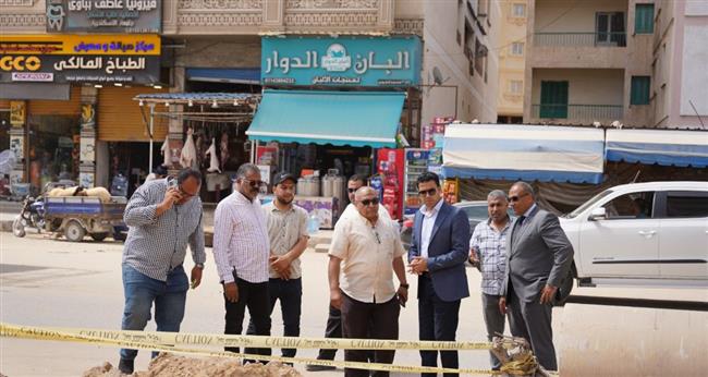 نائب محافظ مطروح يتفقد أعمال تطوير شارع علم الروم بحضور شركات المرافق