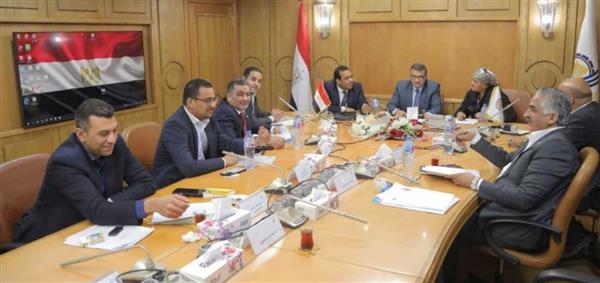 محافظ قنا يناقش مع النواب مطالب المواطنين وأبرز الملفات التنموية والخدمية