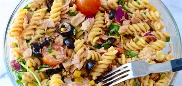 سلطة المكرونة بالتونة.. وصفة سريعة ومغذية لعشاء خفيف في دقائق