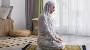   بسبب الحر الشديد .. حكم صلاة المرأة بالبيجامة؟