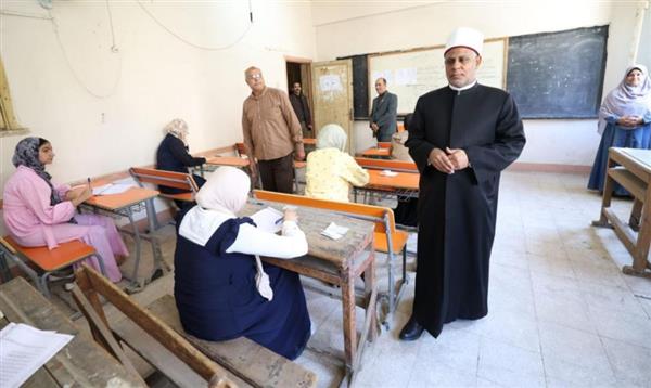 رئيس المعاهد الأزهرية يتفقد لجان الثانوية بالغربية ويزور الطلاب المرضى بمركز أورام طنطا