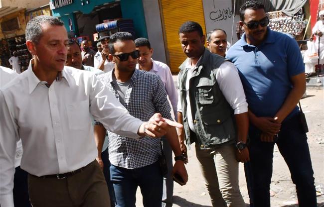 محافظ أسوان بتفقد شارع هميمى الجبلاوى