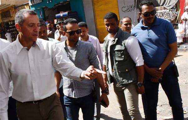 محافظ أسوان بتفقد شارع هميمى الجبلاوى