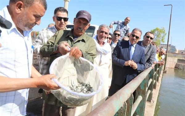 محافظ الشرقية يشهد إطلاق مليون زريعة أسماك ببحر مويس بالزقازيق