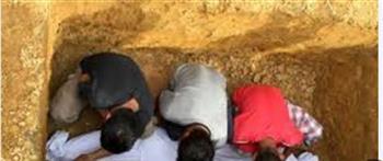 دار الإفتاء: يجوز وضع حجر أو تراب تحت رأس الميت عند الدفن
