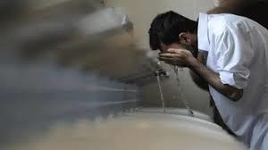 ما حكم طهارة من أصابت ثوبه نجاسة ولا يعلم موضعها؟