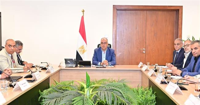 وزير الري يتابع تنفيذ الخطة الاستثمارية الحالية وخطة العام المالي 2026/2027