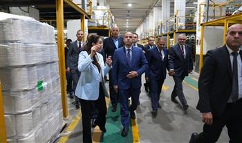   وزير العمل في "النساجون الشرقيون" لتشجيع الاستثمار والتنمية والصناعة الوطنية