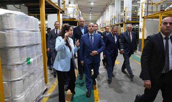 وزير العمل في "النساجون الشرقيون" لتشجيع الاستثمار والتنمية والصناعة الوطنية