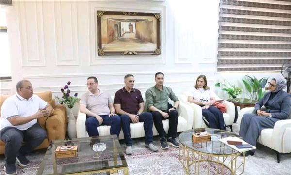 محافظ الوادي الجديد تلتقي وفد شركة طيران الخدمات البترولية لمتابعة مشروع "الواحات الخضراء"