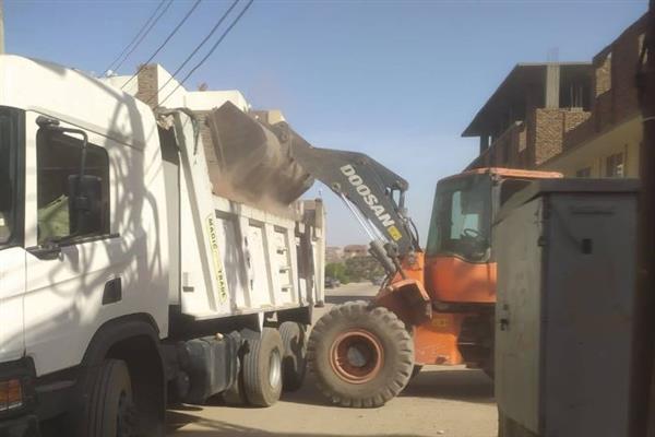 رفع 180 طن مخلفات وإيقاف أعمال بناء مخالف بأحياء مدينة الأقصر