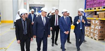 وزير العمل يتفقد مصنع "ليوني" ببدر ويبحث خطط التوسع والتشغيل 