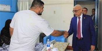 محافظ شمال سيناء يزور الجرحى والمصابين الفلسطينيين بمستشفى العريش العام