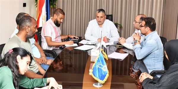 محافظ أسوان يوجه بتعزيز كفاءة منظومة النظافة وتحسين الخدمات