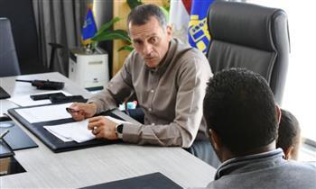 محافظ أسوان يستمع لشكاوى 30 مواطنًا ويوجه بحلول فورية