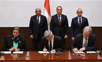 رئيس الوزراء يشهد توقيع اتفاقيتي الاستثمار والتشغيل وشراء الطاقة لمحطة طاقة رياح جبل الزيت