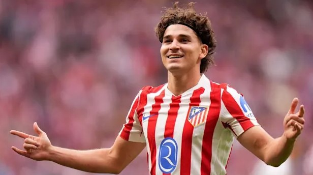"تُضحكنا أكثر من برشلونة".. أتلتيكو يسخر من ريال مدريد بعد عرض ألفاريز