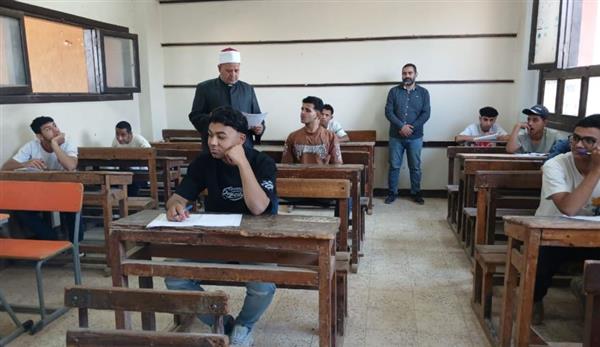 رئيس القليوبية الأزهرية يتابع امتحان النحو للشهادة الثانوية بلجان طوخ