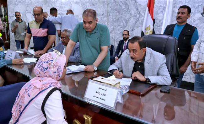 محافظ سوهاج يعقد اللقاء الجماهيري الأسبوعي لبحث مطالب المواطنين وحل مشكلاتهم