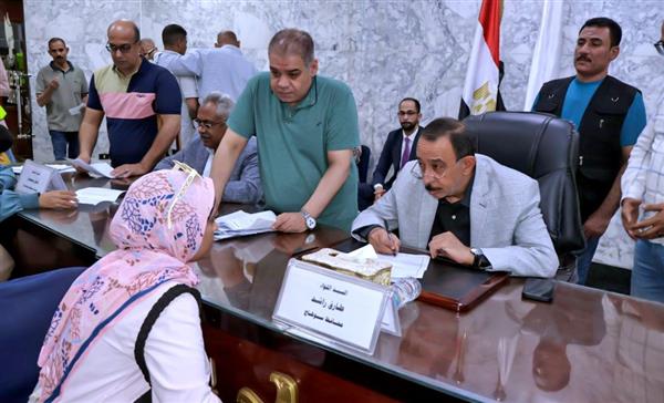 محافظ سوهاج يعقد اللقاء الجماهيري الأسبوعي لبحث مطالب المواطنين وحل مشكلاتهم