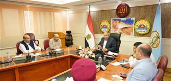 محافظ مطروح يناقش مع مشايخ سيوة حلول الصرف الزراعي ودعم الكهرباء والمياه