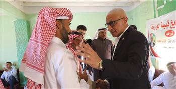    بالقرب من خط الحدود الدولية.. عواقل ومشايخ قبيلة العزازمة يستقبلون محافظ شمال سيناء 
