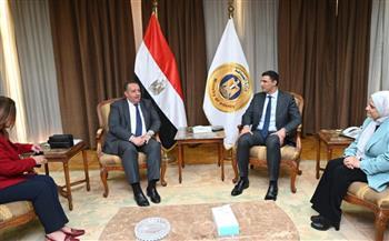 وزير الصناعة يبحث مع نقيب المهندسين آليات الاستفادة من الخبرات الهندسية المصرية