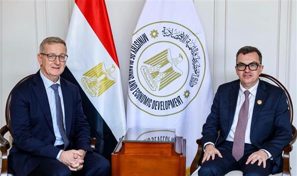وزير التخطيط يبحث مع سفير أيرلندا تعزيز التعاون في مجالات "الاقتصاد الأخضر" والتكنولوجيا