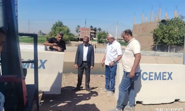 محافظ أسيوط: بدء تركيب الصدادات والحواجز الخرسانية على جانبي ترعة جنابية صدفا 