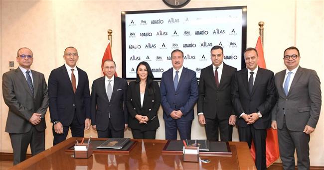 محافظ بورسعيد يشهد توقيع اتفاقية لإقامة مشروع فندقي عالمي داخل قرية "مرحبا" 