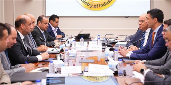 وزيرا الصناعة والعمل يبحثان سبل تعزيز التعاون بين الوزارتين لإزالة أية تحديات تواجه قطاع الصناعة
