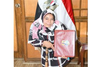   رئيس جامعة قناة السويس يستقبل الطالبة سميرة السيد إبراهيم الأولى على كلية التجارة